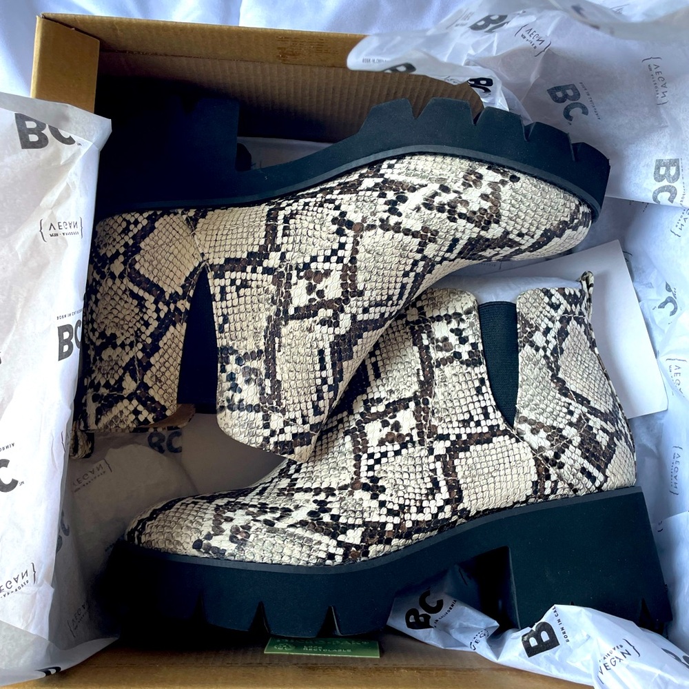 Born Womens Snakeskin Leather Stretch Pull On Chelsea Boots Shoes NWT